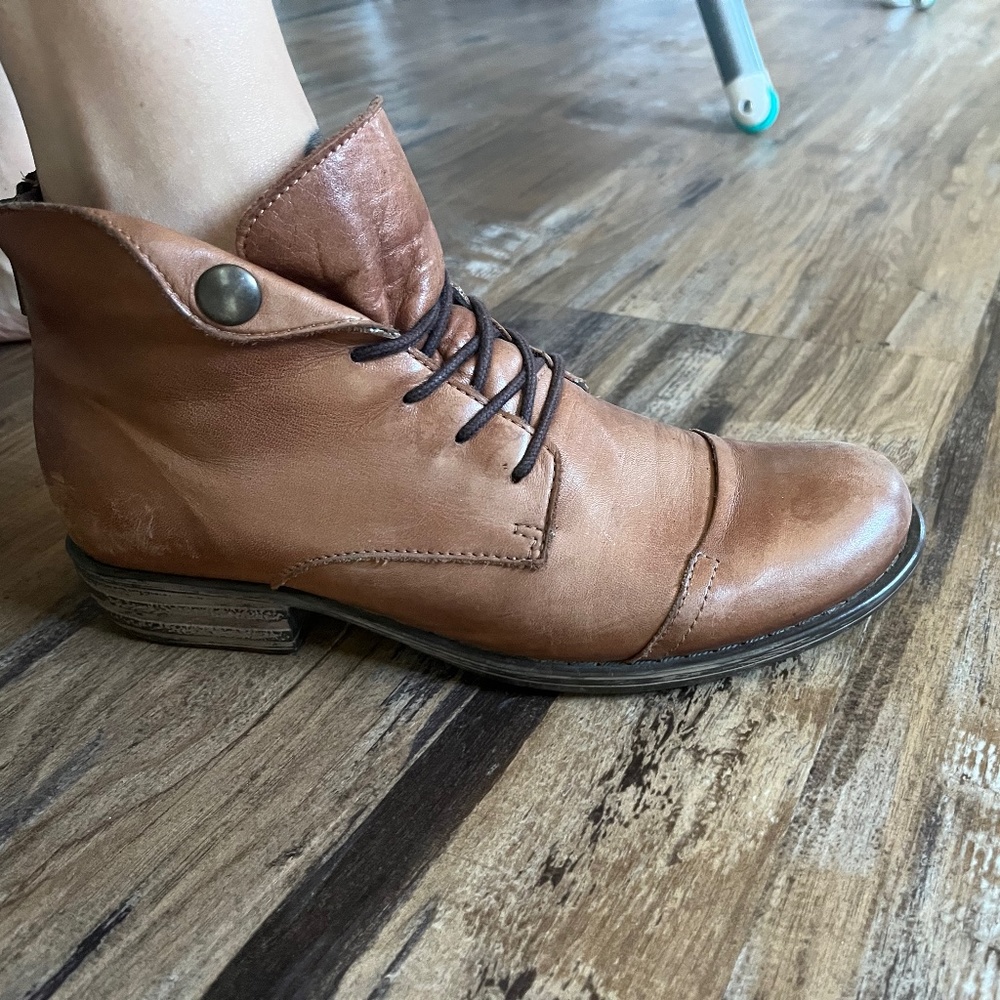 100% Soft Leather Lace Boots